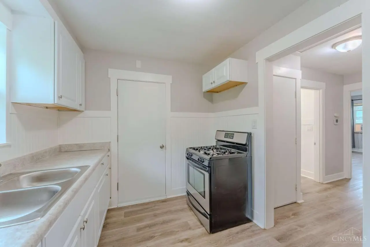 Vacant unit kitchen with white cabinets